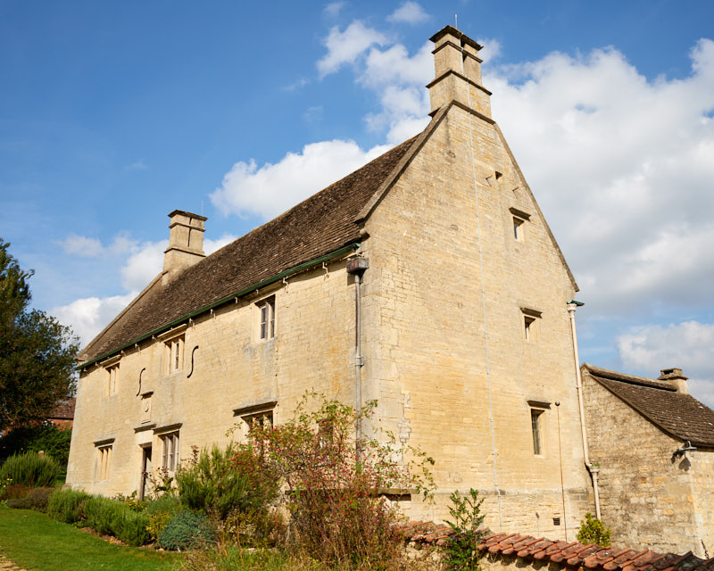 the manor house where Isaac Newton was born and did some of his work in the year of discovery